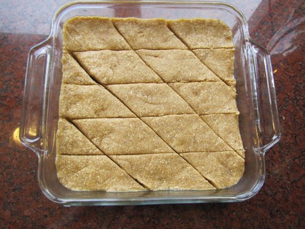Tishpishti Sliced into diamond shapes.