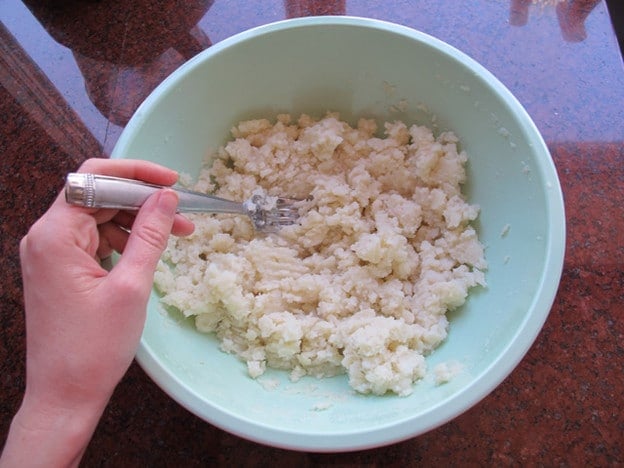 Mashed potatoes in a bowl.