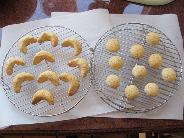 Cookies on a cooling rack.