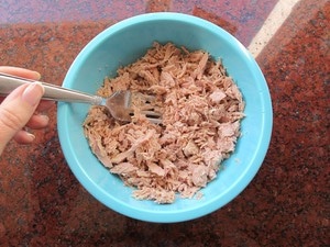 Drained tuna in a small bowl.