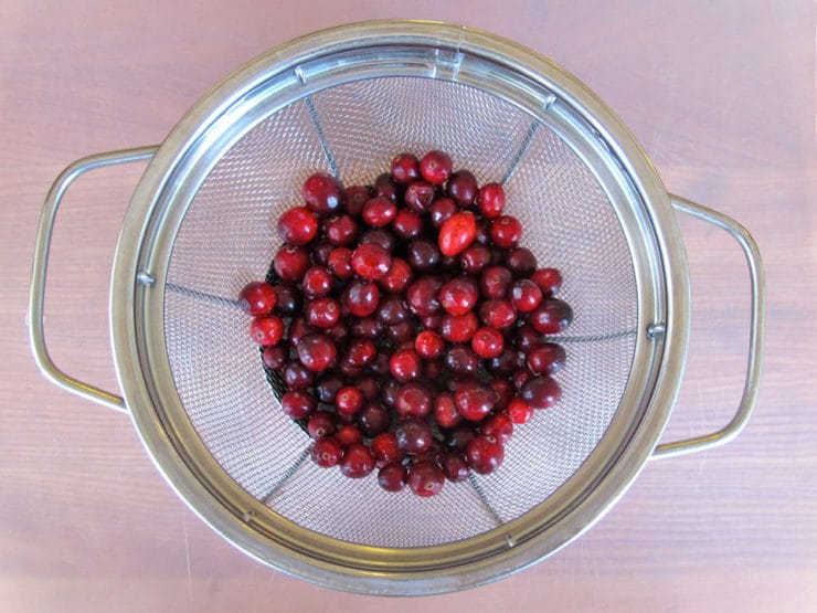 Rinse and sort fresh cranberries in a colander.