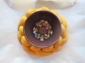 Decorative bowl set in center of challah circle.