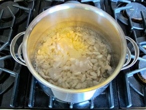 Quick soaking dried butter beans in a stockpot.
