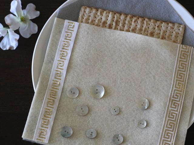 Afikoman Bag for Passover - Learn to make a decorated fabric afikoman bag from Brenda Ponnay. Easy fun passover craft project for kids and family. Afikomen, matzo, Passover, Seder.