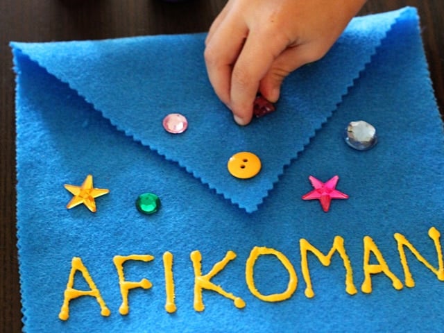 Afikoman Bag for Passover - Learn to make a decorated fabric afikoman bag from Brenda Ponnay. Easy fun passover craft project for kids and family. Afikomen, matzo, Passover, Seder.