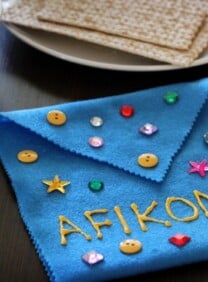 Afikoman Bag for Passover - Learn to make a decorated fabric afikoman bag from Brenda Ponnay. Easy fun passover craft project for kids and family. Afikomen, matzo, Passover, Seder.