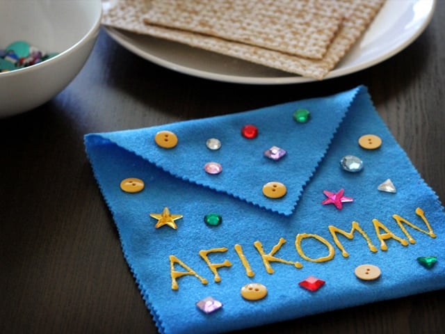 Afikoman Bag for Passover - Learn to make a decorated fabric afikoman bag from Brenda Ponnay. Easy fun passover craft project for kids and family. Afikomen, matzo, Passover, Seder.