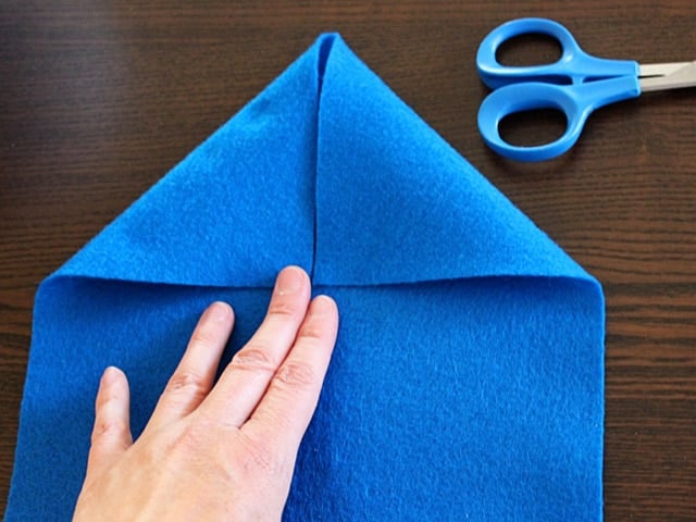 Afikoman Bag for Passover - Learn to make a decorated fabric afikoman bag from Brenda Ponnay. Easy fun passover craft project for kids and family. Afikomen, matzo, Passover, Seder.