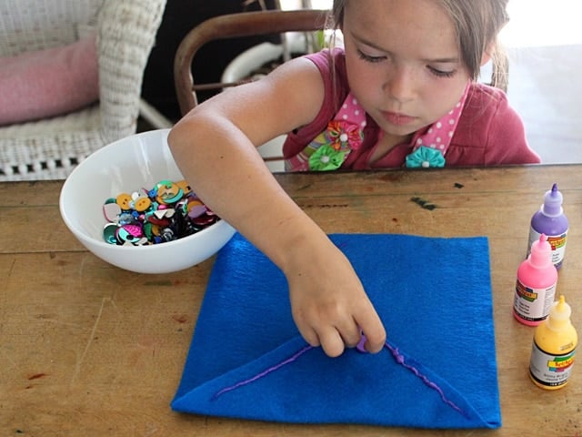 Afikoman Bag for Passover - Learn to make a decorated fabric afikoman bag from Brenda Ponnay. Easy fun passover craft project for kids and family. Afikomen, matzo, Passover, Seder.