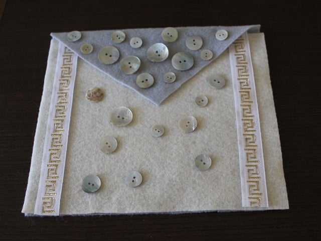 Afikoman Bag for Passover - Learn to make a decorated fabric afikoman bag from Brenda Ponnay. Easy fun passover craft project for kids and family. Afikomen, matzo, Passover, Seder.