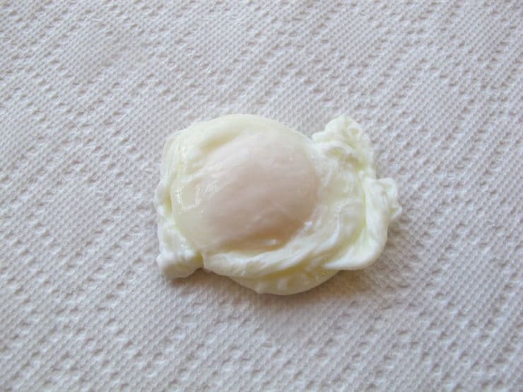 Single poached egg on paper towel.
