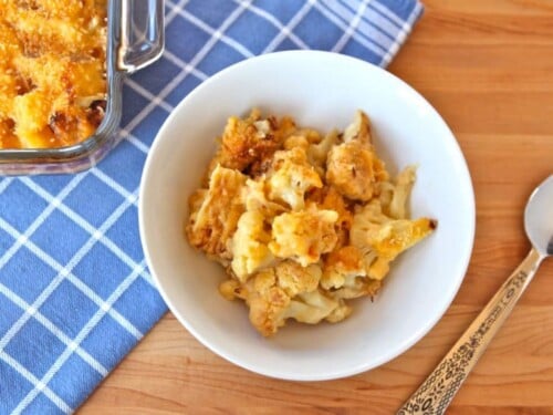 A delicious dish made with roasted cauliflower, creamy cheese sauce, and a crispy breadcrumb topping