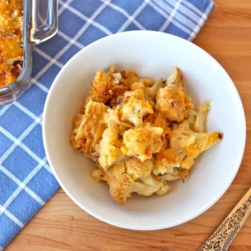 A delicious dish made with roasted cauliflower, creamy cheese sauce, and a crispy breadcrumb topping