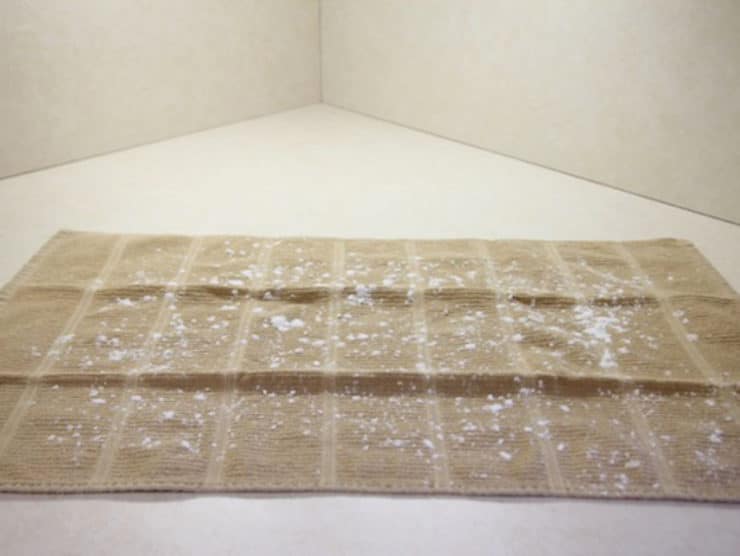 Potato starch sprinkled on a kitchen towel.