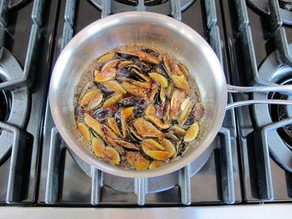 Soaking figs in brown sugar in a saucepan.