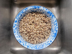 Cooked black eyed peas in a colander.