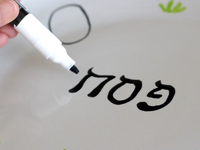 Homemade Seder Plates - Learn to make your own Seder plate at home using a plain white plate and nontoxic paint pens. Easy Jewish holiday craft for kids and family.