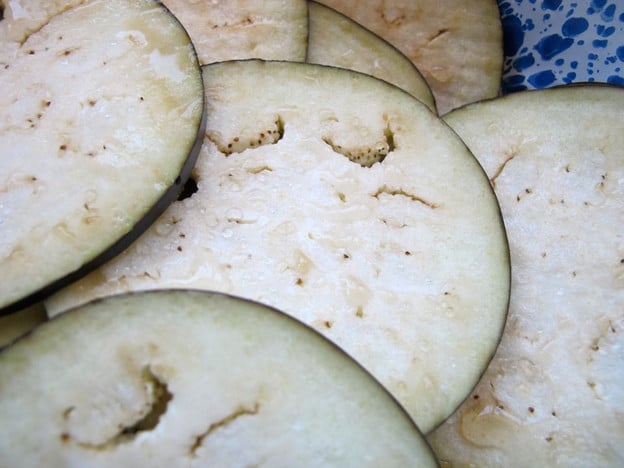 Salting eggplant rounds.