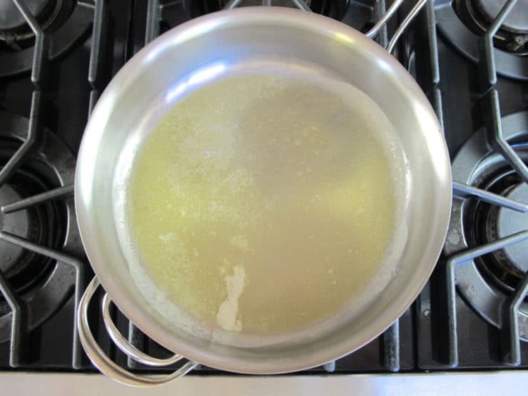 Heat oil in a saucepan.