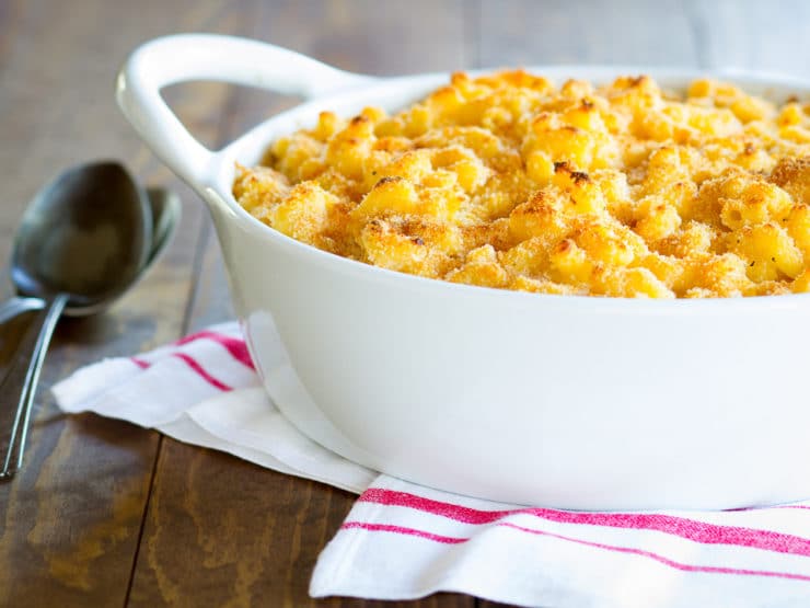 Greek Yogurt Macaroni and Cheese - Lightened-Up Comfort Food! Healthier Vegetarian Mac and Cheese Recipe with a Smoky, Crispy Breadcrumb Topping.