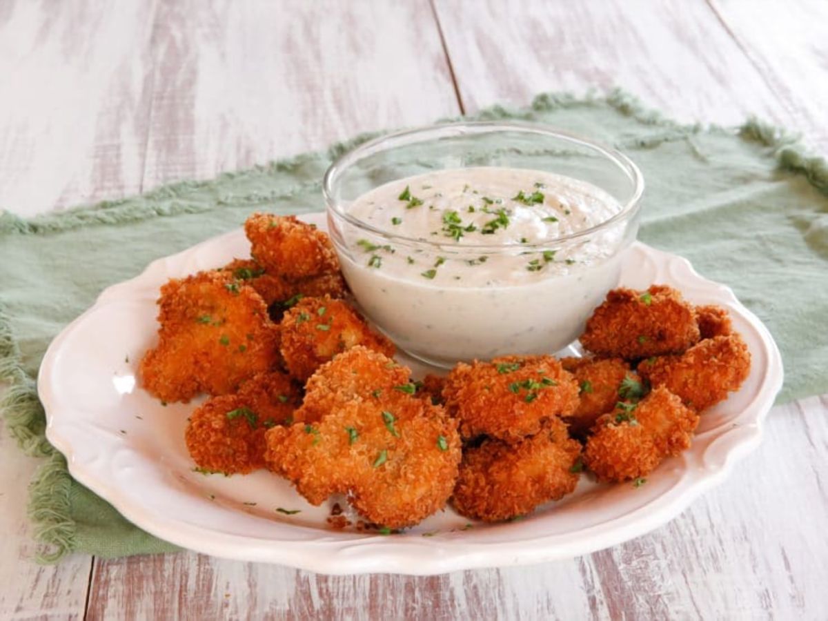 Vegan Buttermilk Panko Fried Mushrooms - Crispy Battered Mushrooms with a Creamy Cashew Dipping Sauce #MeatlessMondayNight