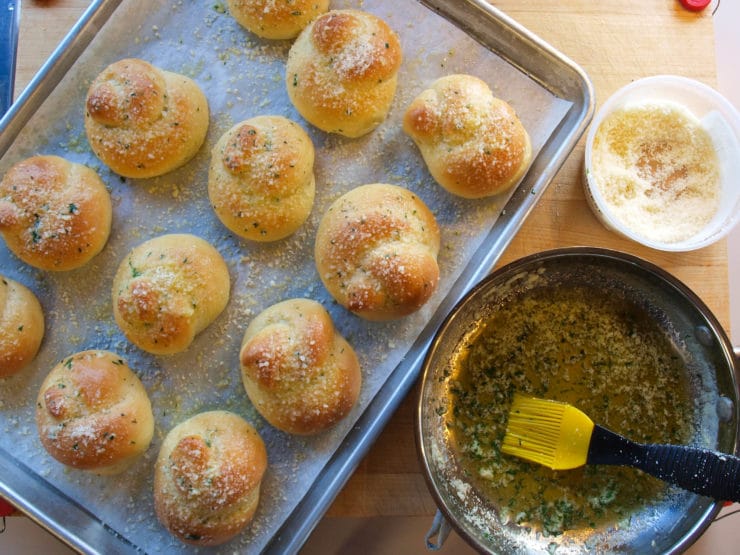 Garlic Knots – Yeast-Risen Rolls with a Buttery, Garlic Herb Topping. Nostalgic, Family-Inspired Recipe.