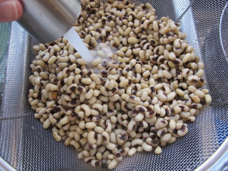 How to Cook and Freeze Dried Black Eyed Peas - Learn how cook dried black eyed peas to prepare them for use in recipes. Includes storage and freezing techniques.