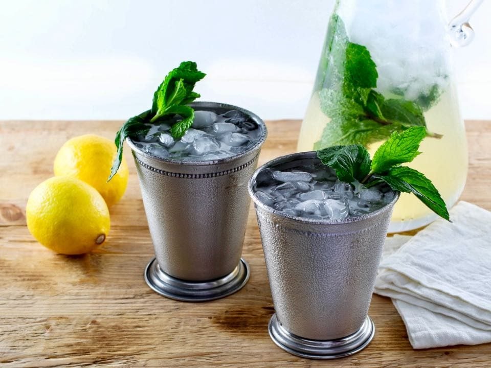 Sparkling Mint Juleps - Sweet, aromatic and refreshing summer cocktail. Bourbon, fresh mint syrup, fresh lemon juice and club soda.