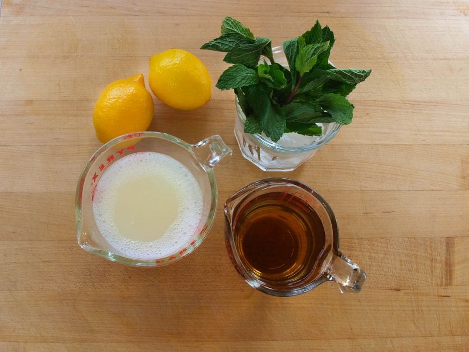 Sparkling Mint Juleps - Sweet, aromatic and refreshing summer cocktail. Bourbon, fresh mint syrup and fresh lemon juice and club soda.