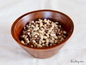 Cooked black eyed peas in wooden bowl.
