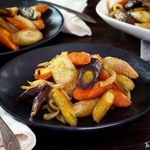 Spicy Roasted Carrots and Fennel Recipe - Simple, flavorful and colorful vegan side dish for your dinner table.