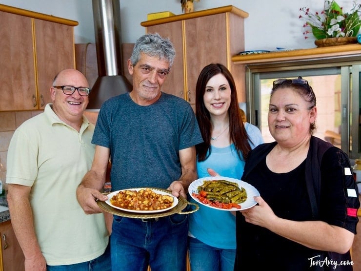 Paul Nirens, de familie Basis en Tori Avey presenteren traditionele Druzische gerechten in de keuken - Daliat Carmel, Israël.