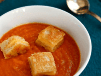 Roasted tomato soup with crouton, a vibrant, flavorful soup topped with crispy bread cubes